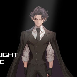 Puede incluir: Un hombre con un traje negro y una camisa blanca se encuentra en un foco de luz. Tiene el pelo oscuro y una expresi&oacute;n seria. El texto "SPOT LIGHT TOGGLE" es visible en la esquina inferior izquierda de la imagen.