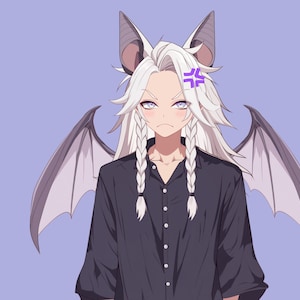 Op de afbeelding: Een anime-personage met wit haar en vleermuisvleugels, die een zwart knoopshirt draagt. Ze hebben een paarse bloem in hun haar en een gefrustreerde uitdrukking.
