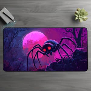Pode incluir: Uma aranha preta com olhos vermelhos rasteja sobre um fundo roxo escuro e rosa com uma grande lua rosa. A aranha tem pernas longas e está em uma pose ameaçadora.