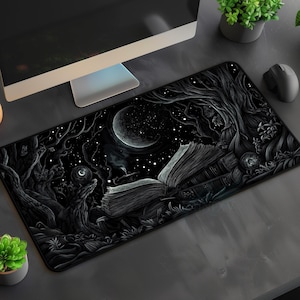 Könnte beinhalten: Schwarzweiß-Illustration eines Buches, das nachts in einem Wald geöffnet ist, mit einer Sichelmond und Sternen am Himmel. Das Buch ist von Bäumen und Blättern umgeben.