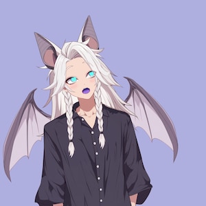Op de afbeelding: Een anime-personage met wit haar en vleermuisoren en -vleugels, die een zwart knoopshirt draagt. Het personage heeft blauwe ogen en paarse lippen. Een klein cartoonpersonage met roze haar en een strik bevindt zich in de linkerbenedenhoek van de afbeelding.