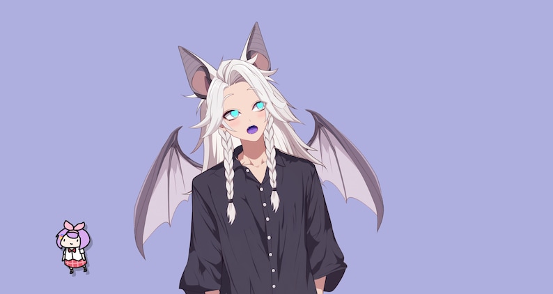 Op de afbeelding: Een anime-personage met wit haar en vleermuisoren en -vleugels, die een zwart knoopshirt draagt. Het personage heeft blauwe ogen en paarse lippen. Een klein cartoonpersonage met roze haar en een strik bevindt zich in de linkerbenedenhoek van de afbeelding.