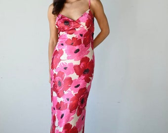 Robe longue rose en satin à imprimé fleurs