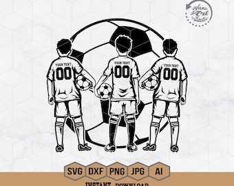 Può includere: Tre illustrazioni in silhouette in bianco e nero di giocatori di calcio in piedi davanti a un grande pallone da calcio. I giocatori indossano maglie con il testo "YOUR TEXT" e numeri.