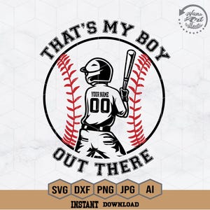 Puede incluir: Gráfico en blanco y negro con temática de béisbol con el texto "THAT'S MY BOY OUT THERE". Un jugador de béisbol está centrado en un círculo, sosteniendo un bate. La camiseta del jugador tiene el texto "YOUR NAME" y el número "00".