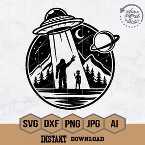 Könnte beinhalten: Schwarzweiß-Illustration eines UFOs mit einem Lichtstrahl, der auf einen Bigfoot und einen Außerirdischen scheint. Die Szene spielt in einem Wald mit Bergen im Hintergrund. Das UFO fliegt über einen Planeten mit Ringen.