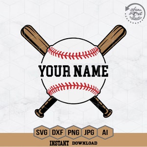 Op de afbeelding: Een baseball met rode naden en een bruine honkbalknuppel gekruist erachter. De tekst "YOUR NAME" staat in het zwart op de baseball.