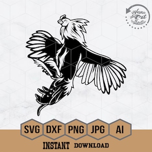 Puede incluir: Silueta en blanco y negro de un gallo con las alas extendidas. El gallo está mirando hacia la derecha y tiene una cresta y barbillas. La imagen es una descarga digital e incluye los formatos de archivo SVG, DXF, PNG, JPG y AI.