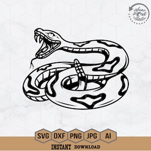 Op de afbeelding: Zwart-wit illustratie van een slang met een open bek en een gespleten tong. De slang is opgerold, met een gedetailleerd patroon op zijn lichaam. De afbeelding bevat de tekst "SVG DXF PNG JPG AI" en "INSTANT DOWNLOAD".