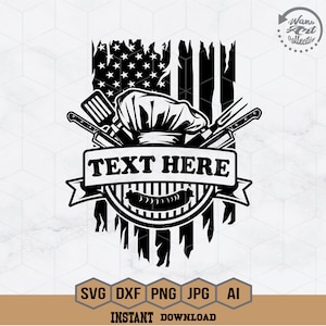 Könnte beinhalten: Schwarz-weiß-Illustration eines Kochhuts, Grillwerkzeugs und einer Wurst vor einem Hintergrund einer abgenutzten amerikanischen Flagge. Der Text "TEXT HERE" wird auf einem Banner angezeigt.