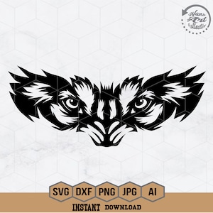 Puede incluir: Silueta en blanco y negro de un rostro de animal estilizado con dientes afilados y ojos penetrantes. Los ojos del animal están bien abiertos y miran directamente al espectador. La imagen es un elemento de diseño gráfico que podría utilizarse para una variedad de propósitos, como un logotipo, un diseño de camiseta o una pegatina.