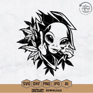 Può includere: Illustrazione in bianco e nero di un alieno che fuma uno spinello con foglie di marijuana sullo sfondo.