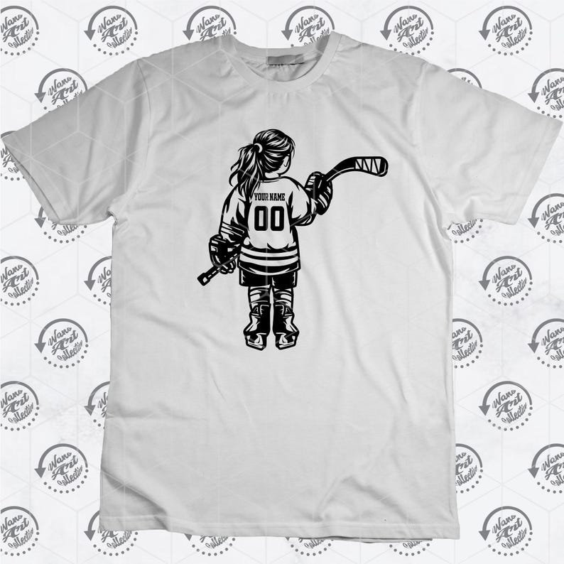 K&ouml;nnte beinhalten: Schwarzwei&szlig;es Grafikdesign eines Hockeyspielers, der ein Trikot mit dem Text "YOUR NAME" und der Nummer "00" tr&auml;gt. Der Spieler h&auml;lt einen Hockeyschl&auml;ger und ist vom Betrachter abgewandt.