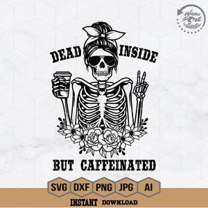 中身は死んでいるけどカフェイン入り SVG | スケルトン SVG | ピースサイン SVG | ハロウィン SVG | カフェイン入り SVG | コーヒー好き SVG | ママの頭蓋骨 SVG