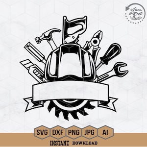 Op de afbeelding: Zwart-wit illustratie van bouwmachines, waaronder een hamer, zaag, schroevendraaier en moersleutel, gerangschikt rond een helm. Een banner staat onder de gereedschappen en een cirkelzaagblad staat onderaan. De afbeelding bevat pictogrammen voor bestandstypen en de woorden "INSTANT DOWNLOAD."