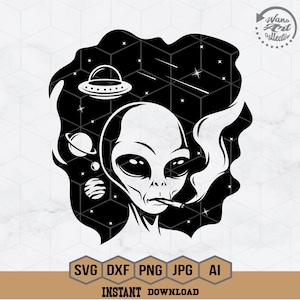 Könnte beinhalten: Schwarz-weiß-Illustration eines Außerirdischen, der im Weltraum eine Zigarette raucht. Der Außerirdische hat große Augen und einen ernsten Gesichtsausdruck. Der Hintergrund ist mit Sternen und Planeten gefüllt.