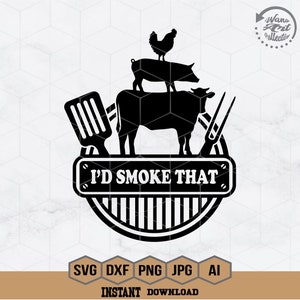 Op de afbeelding: Zwart-wit silhouetontwerp van een koe, een varken en een haan met een spatel en een grillvork. Het ontwerp bevindt zich in een cirkel met de tekst "I'd Smoke That".