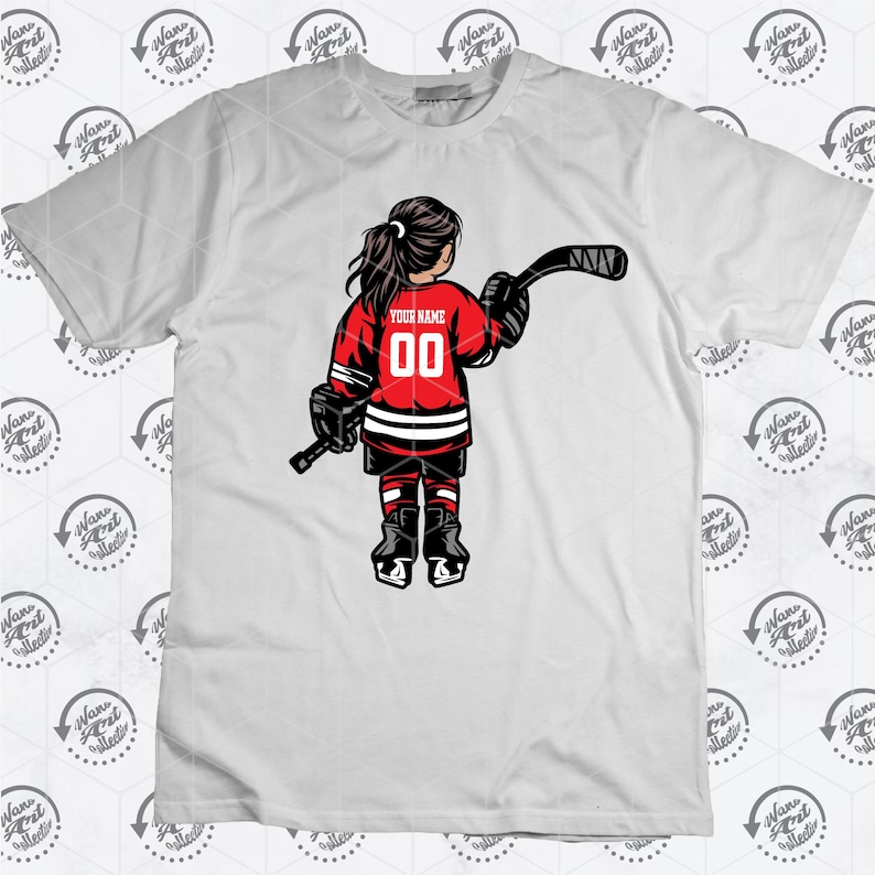K&ouml;nnte beinhalten: Ein wei&szlig;es T-Shirt mit einem roten und schwarzen Hockey-Spieler-Motiv. Der Spieler ist ein M&auml;dchen, das ein Trikot mit dem Text "YOUR NAME" und der Nummer "00" tr&auml;gt.