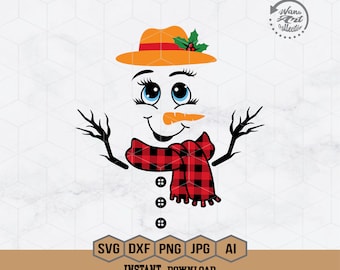 Könnte beinhalten: Ein Cartoon-Schneemann mit einem rot-schwarzen karierten Schal, einem leuchtend orangefarbenen Hut mit grünem Stechpalmenzweig und einer Karottennase. Der Schneemann lächelt mit großen blauen Augen.