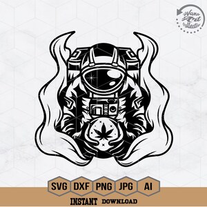 Può includere: Illustrazione in bianco e nero di un astronauta che tiene una foglia di marijuana in una tuta spaziale con fumo che esce dal casco. L'astronauta è circondato da una nuvola di fumo. L'immagine è in stile vintage.