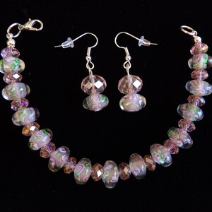 Armband und Ohrringe aus rosa und grünen Glasperlen