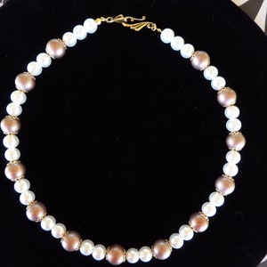 Collana di perle di vetro bianche e marroni