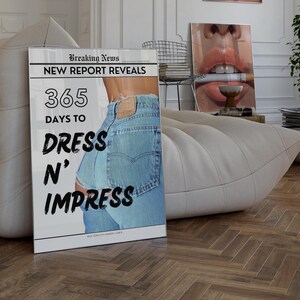 Puede incluir: Un titular de periódico dice "Breaking News: Nuevo informe revela 365 días para vestirse e impresionar". La imagen muestra la espalda de una mujer con jeans de mezclilla con una rodilla rasgada.