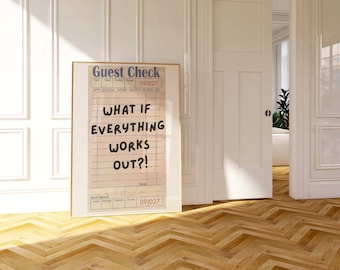 Op de afbeelding: Een ingelijst afdruk van een gastenbon met de tekst "WHAT IF EVERYTHING WORKS OUT?!" in zwarte stift op een beige achtergrond.