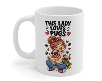 Könnte beinhalten: Ein weißer Keramikbecher mit einer Cartoon-Illustration einer Person mit rotem Stirnband, die einen Mops hält, während ein zweiter Mops daneben sitzt. Der Text THIS LADY LOVES PUGS ist von roten Herzen und schwarzen Pfotenabdrücken umgeben.