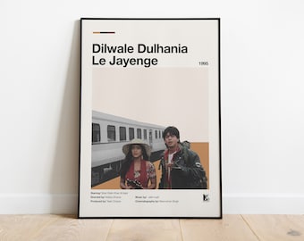 Puede incluir: Un póster de película minimalista para la película de Bollywood de 1995 "Dilwale Dulhania Le Jayenge". El póster presenta una imagen en blanco y negro de un tren y dos personas de pie frente a él. El título de la película está en texto negro sobre un fondo marrón claro.