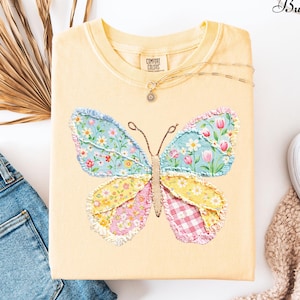 Comfort Colors® namaak patchwork vlindershirt, lente vlindershirts, paasshirts voor vrouwen, bloemen lente patchwork, cadeaus voor haar