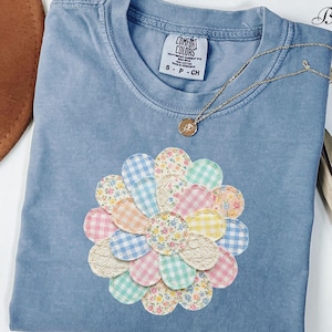 Comfort Colors® フェイクキルティング パッチワーク デイジーシャツ フローラルグラフィックTシャツ ヴィンテージ 美的フラワートップ コテージコア パッチワークシャツ スプリングシャツ