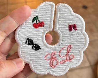 Broderade vinetiketter, möhippa, värdskap