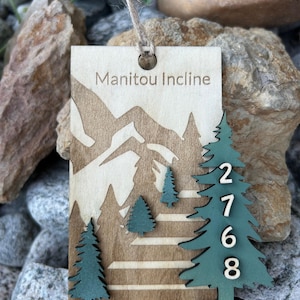 Ornamento Manitou Incline, in legno, disponibile opzione personalizzata.