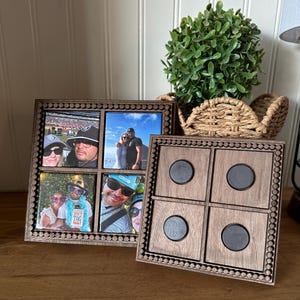 Könnte beinhalten: Zwei Holz-Fotorahmen mit dekorativem Perlenrand. Ein Rahmen enthält vier Fotos, der andere hat vier kreisförmige Magnete. Die Rahmen sind warmbraun und stehen auf einer Holzoberfläche.