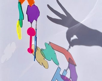 TIPO O • Arte acrílico abstracto DIY: Decoración colgante de pared con atrapasol de arcoíris, móvil de plástico maximalista