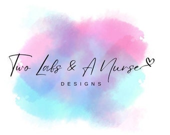 Pode incluir: Um fundo de aquarela em tons de rosa, roxo e azul com o texto "Two Labs & A Nurse" e a palavra "DESIGNS" abaixo.