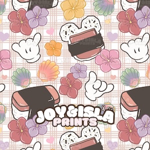 Op de afbeelding: Een herhalend patroon met cartoon spam musubi, hibiscusbloemen, schelpen en witte cartoonhanden op een lichtroze geruite achtergrond. De tekst "JOY&ISLA PRINTS" is in het midden zichtbaar.