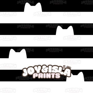 Op de afbeelding: Een herhalend patroon van zwarte en witte horizontale strepen met witte katten silhouetten die over de strepen heen kijken. De tekst "JOY&ISLA PRINTS" staat in een bubbellettertype in het midden onderaan de afbeelding. Het ontwerp is speels en grillig.