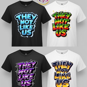 Op de afbeelding: Vier T-shirts met de tekst "They Not Like Us" in een graffiti-stijl lettertype. De shirts zijn zwart, wit en grijs. De tekst is in blauw, groen, paars en geel.