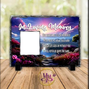 以下が含まれることがあります： 写真枠と「In Loving Memory. Our hearts are full of memories. With pride we speak your name. Though life goes on without you. It will never be quite the same.」というメッセージが書かれたスレート製のプレートです。
