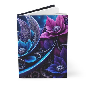 Puede incluir: Una cubierta de diario con un diseño floral azul y morado. Las flores son intrincadas y detalladas, con enredaderas y hojas que se arremolinan. El fondo es azul oscuro con un toque de brillo.