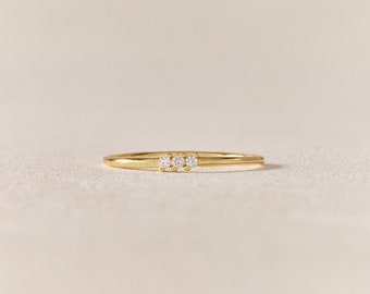 Delicato anello di diamanti, anello impilabile minimalista, anello sottile in argento sterling, delicato anello di diamanti con tripla pietra, gioielli da sposa, regalo per lei