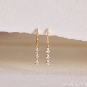 Delicati orecchini pendenti con diamanti, orecchini Huggie di cristallo in oro, orecchini pendenti in argento sterling, regalo per lei, regalo di compleanno, regalo di San Valentino immagine 3