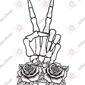 Könnte beinhalten: Schwarz-weiße Illustration einer Skeletthand, die ein Friedenszeichen bildet, mit zwei Rosen an der Basis. Das Design ist im Tattoo-Stil gehalten, mit dem Text "VStar Design" wiederholt um das Bild.