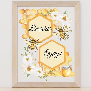 Puede incluir: Un cartel imprimible con un patrón de panal y dos abejas. El cartel dice "Desserts" y "Enjoy!" en una fuente manuscrita.