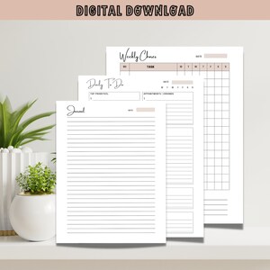 Peut inclure: Un téléchargement numérique comprenant trois pages de planificateur imprimables. Les pages comprennent une liste de tâches quotidiennes, un tableau des tâches hebdomadaires et une page de journal. Le texte "DIGITAL DOWNLOAD" est en haut. Les pages sont blanches avec des accents noirs et beiges.