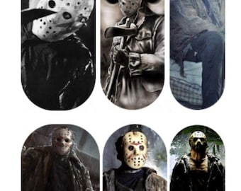 Pode incluir: Um conjunto de 10 adesivos de unha em preto e branco com um personagem de filme de terror usando uma máscara de hóquei. O personagem é mostrado em várias poses, incluindo segurando um machete e em pé em uma postura ameaçadora.