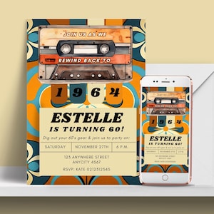Puede incluir: Una invitación a una fiesta de cumpleaños retro de los años 60 con un diseño de cinta de casete vintage. La invitación presenta el texto "Únete a nosotros mientras retrocedemos a 1964 Estelle cumple 60!" con los detalles de la fiesta, incluida la fecha, la hora y la ubicación.