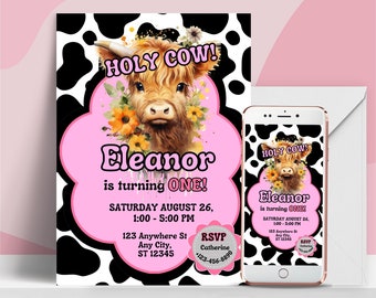Può includere: Un invito di compleanno a tema mucca rosa e nero con il testo "Holy Cow! Eleanor is turning ONE!" L'invito include un'illustrazione ad acquerello di una mucca Highland con fiori. L'invito include anche la data e l'ora della festa, l'indirizzo e un contatto RSVP.